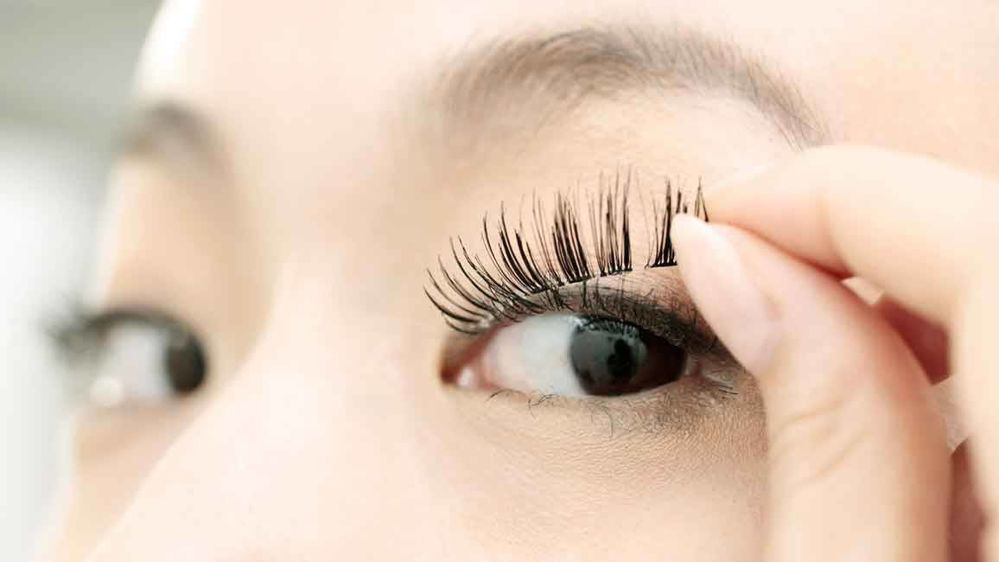 مراحل گذاشتن مژه مصنوعی