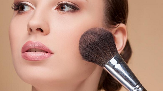 چه نوع کرم پودری برای پوست چرب با منافذ باز مناسب است؟