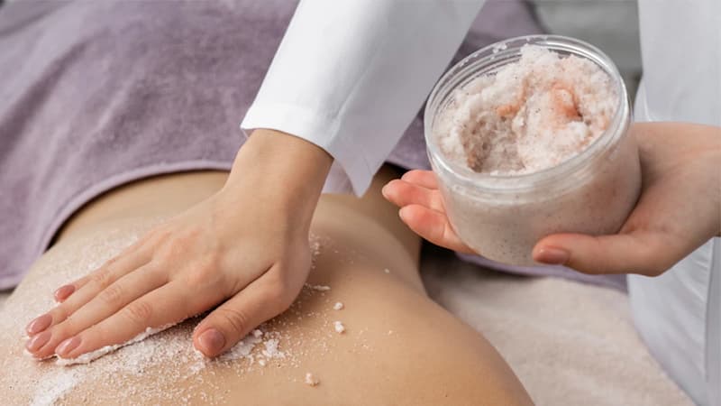  ویژگی‌ های یک اسکراب روشن‌ کننده بدن خوب چیست؟