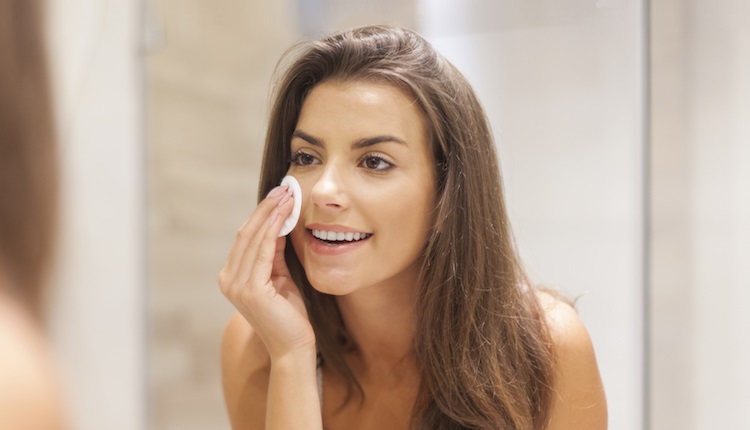 چگونه از میسلار واتر برای پوست چرب استفاده کنیم؟