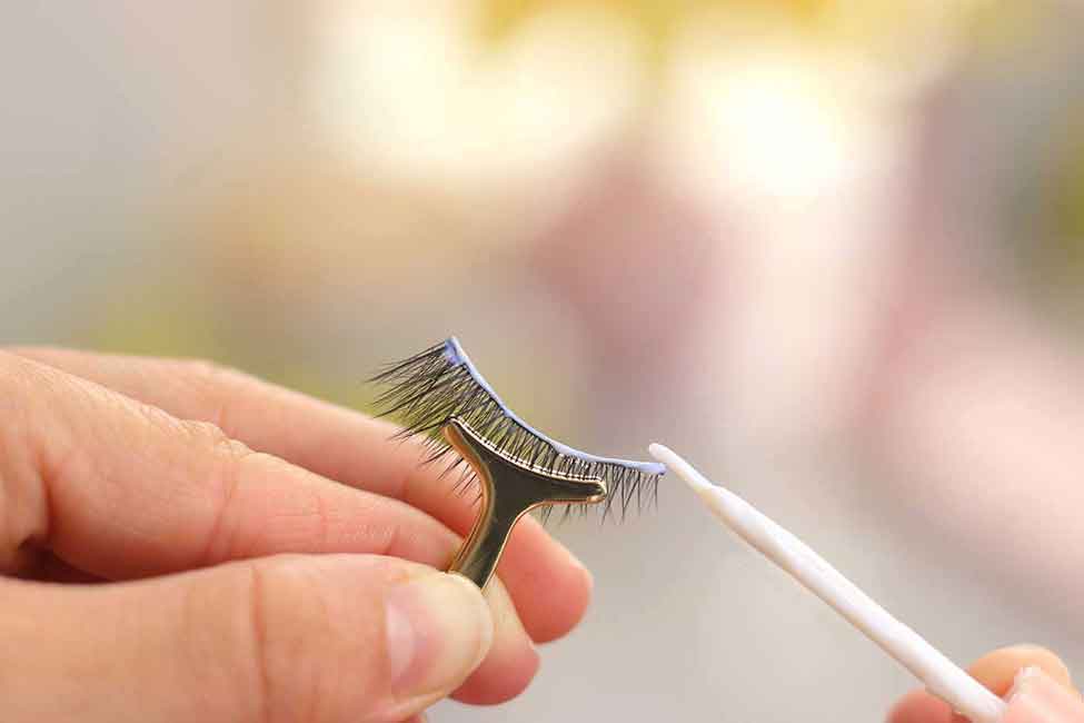 نحوه‌ ی صحیح استفاده از چسب کاشت مژه