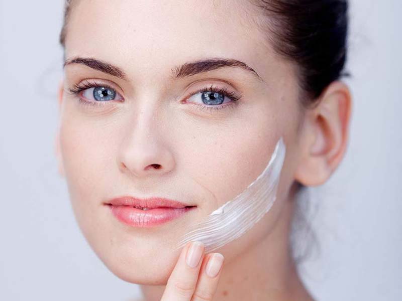 اول آبرسان بزنیم یا مرطوب کننده؟