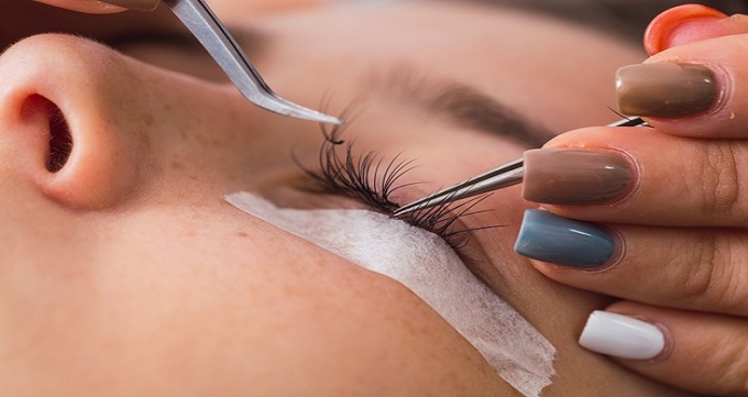 ویژگی‌ های بهترین چسب کاشت مژه حرفه‌ ای