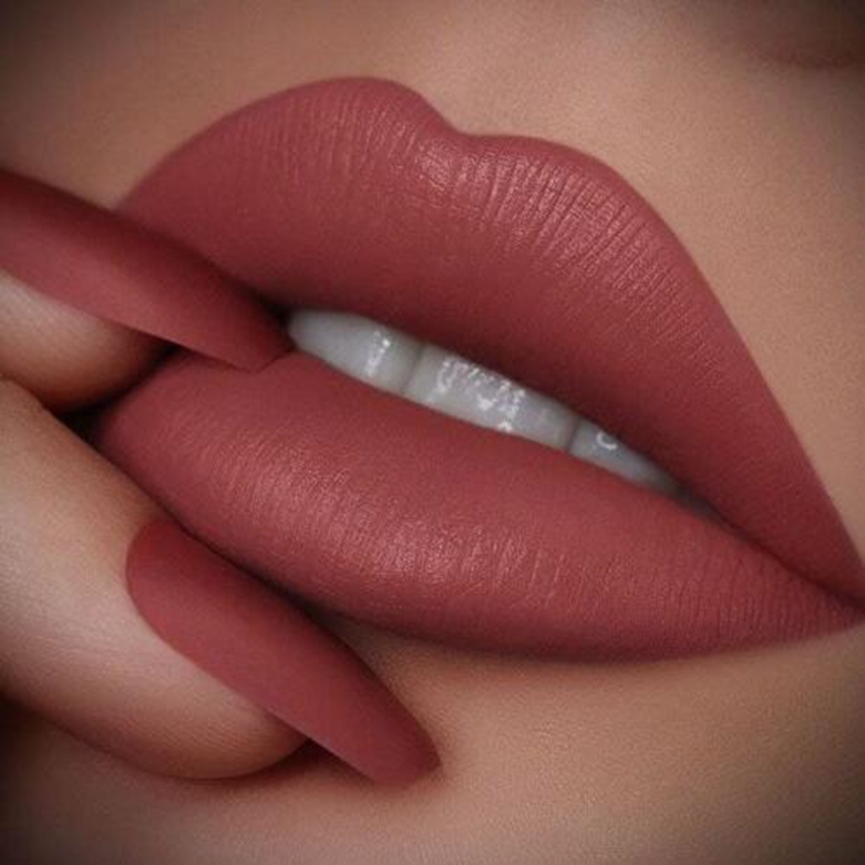 ویژگی های یک رژ لب جامد خوب