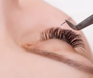 آیا چسب اکستنشن مژه بدون گاز باعث حساسیت می‌ شود؟