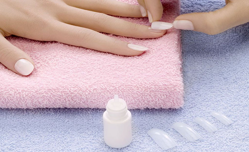 چگونه ناخن کاشت را بکنیم؟