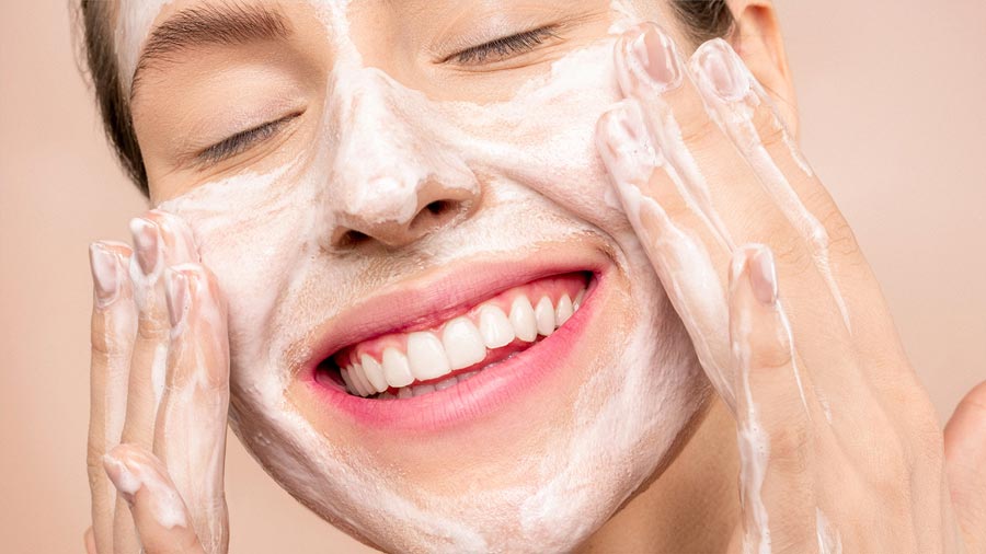 معرفی بهترین فوم‌ های شستشوی صورت برای پوست حساس