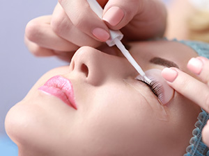 نکات مهم در زمان استفاده از چسب اکستنشن مژه بدون گاز